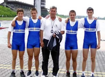Četverac bez kormilara juniora: Ivan Dukić, Branko Begović, trener Romano Bajlo, Marin Begović i Josip Stojčević nakon osvajanja prvog mjesta na regati u Munchenu 2003.